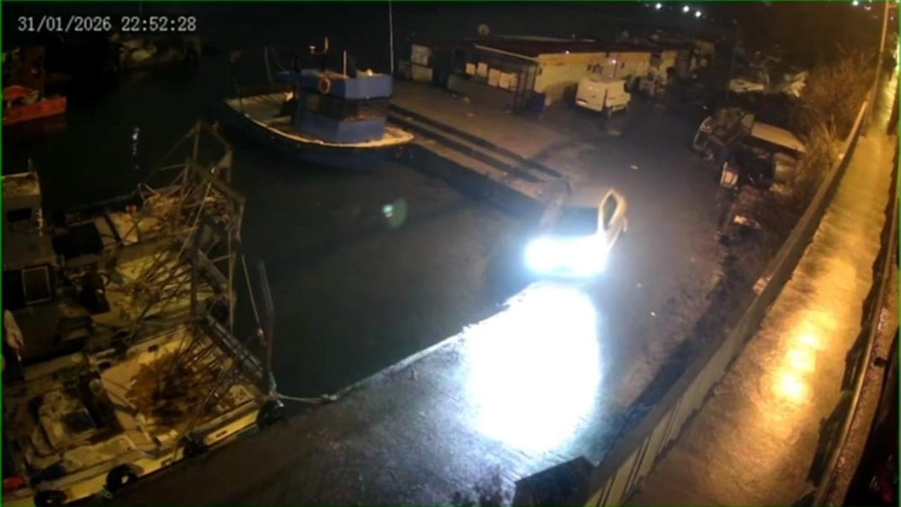 İstanbul'da aynı yerde aynı şekilde ikinci kaza: Mendirekte asılı kaldı!