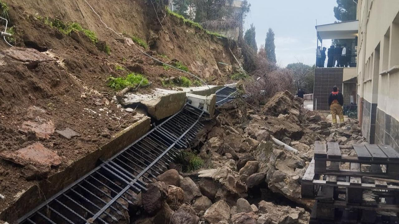 Manisa'da istinat duvarı okulun bahçesine çöktü