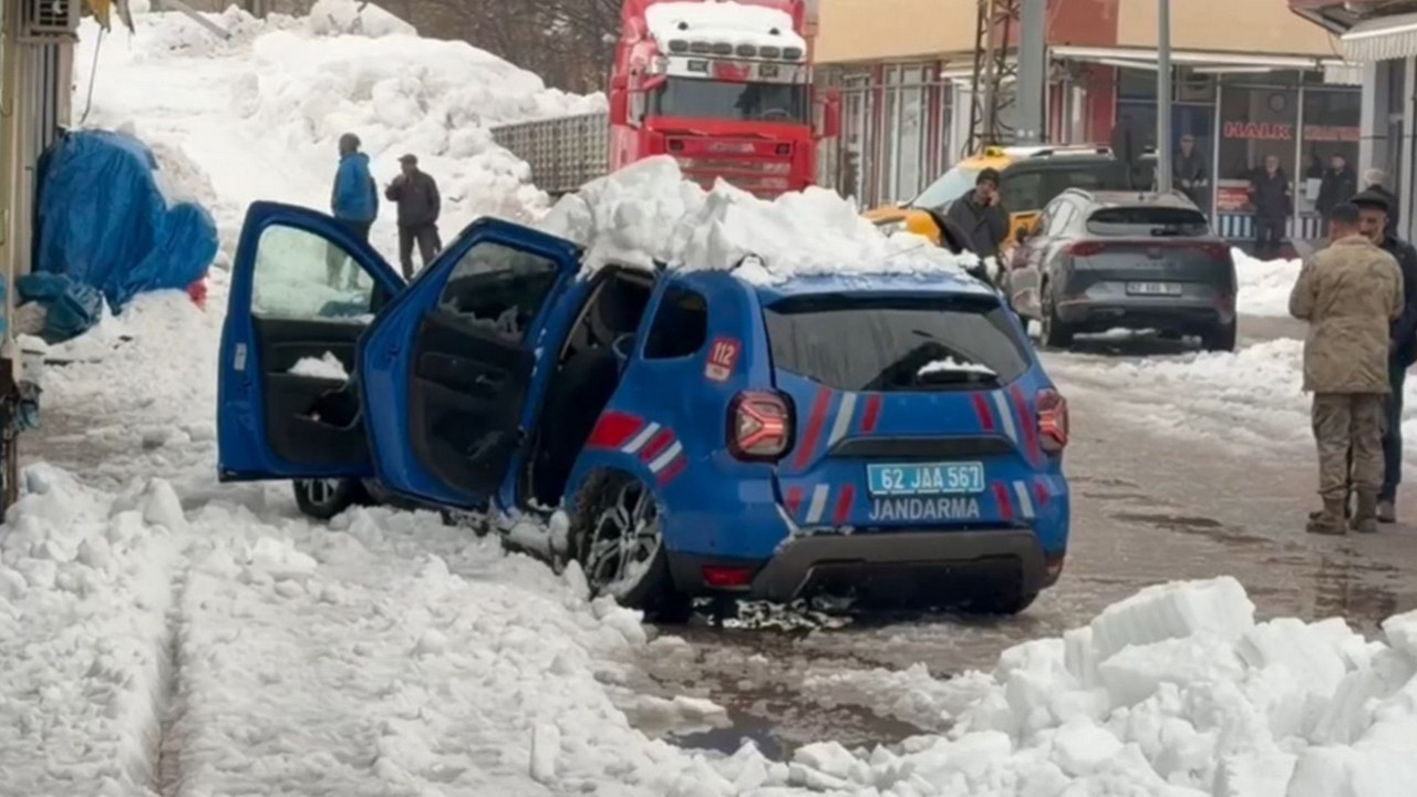 Çatıda biriken kar, jandarma aracının üzerine düştü: 2 yaralı