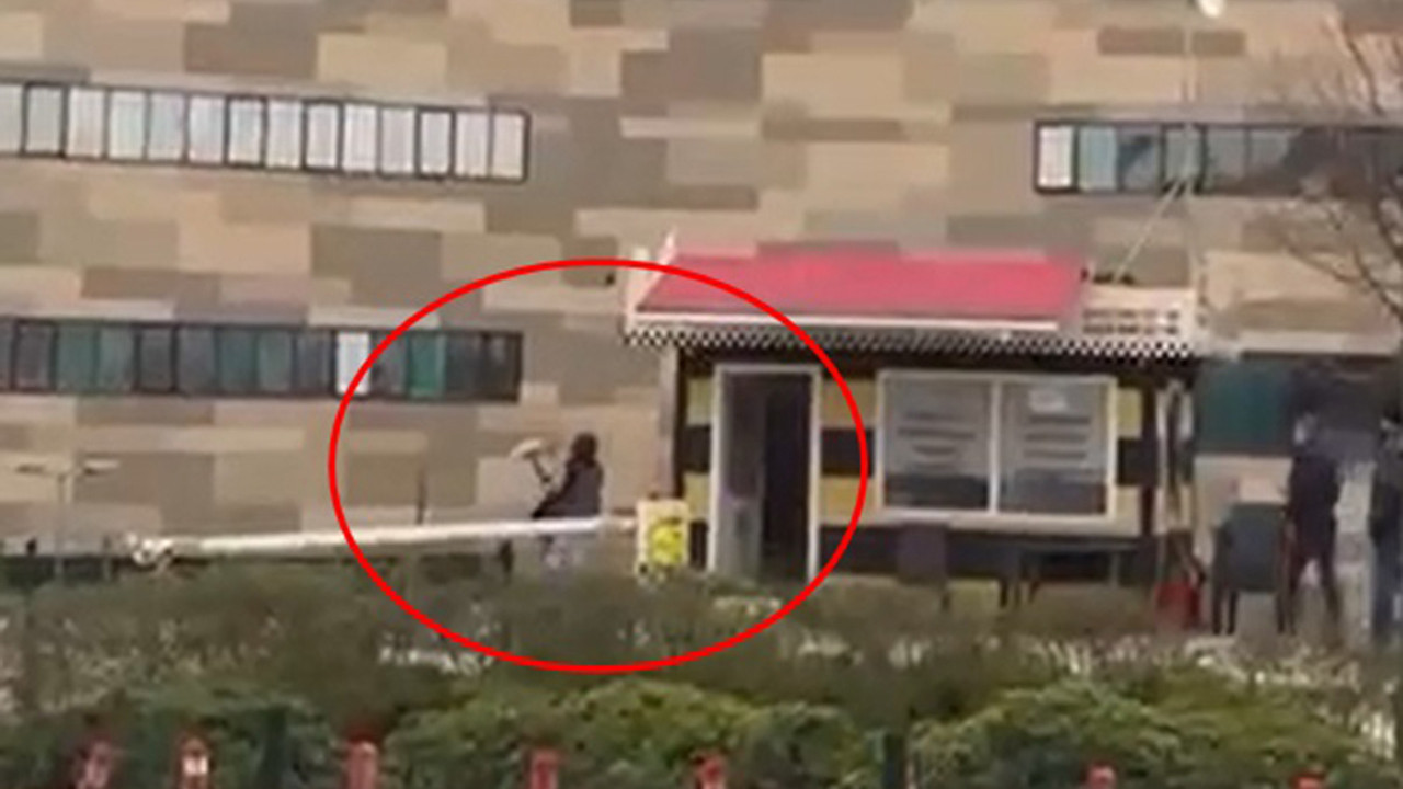 İçinde yolcu olan taksiye binemeyen kadın ortalığı birbirine kattı