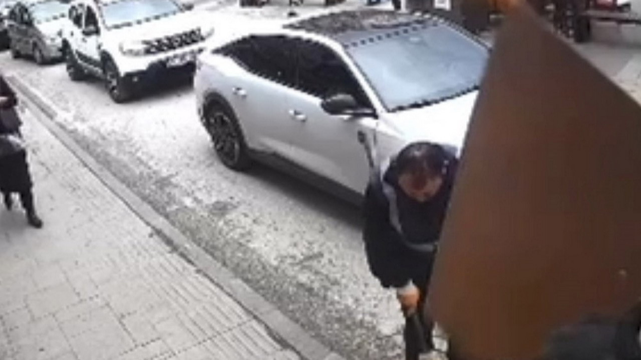 Şiddetli fırtınada ölümden döndü! Korku dolu anlar kamerada