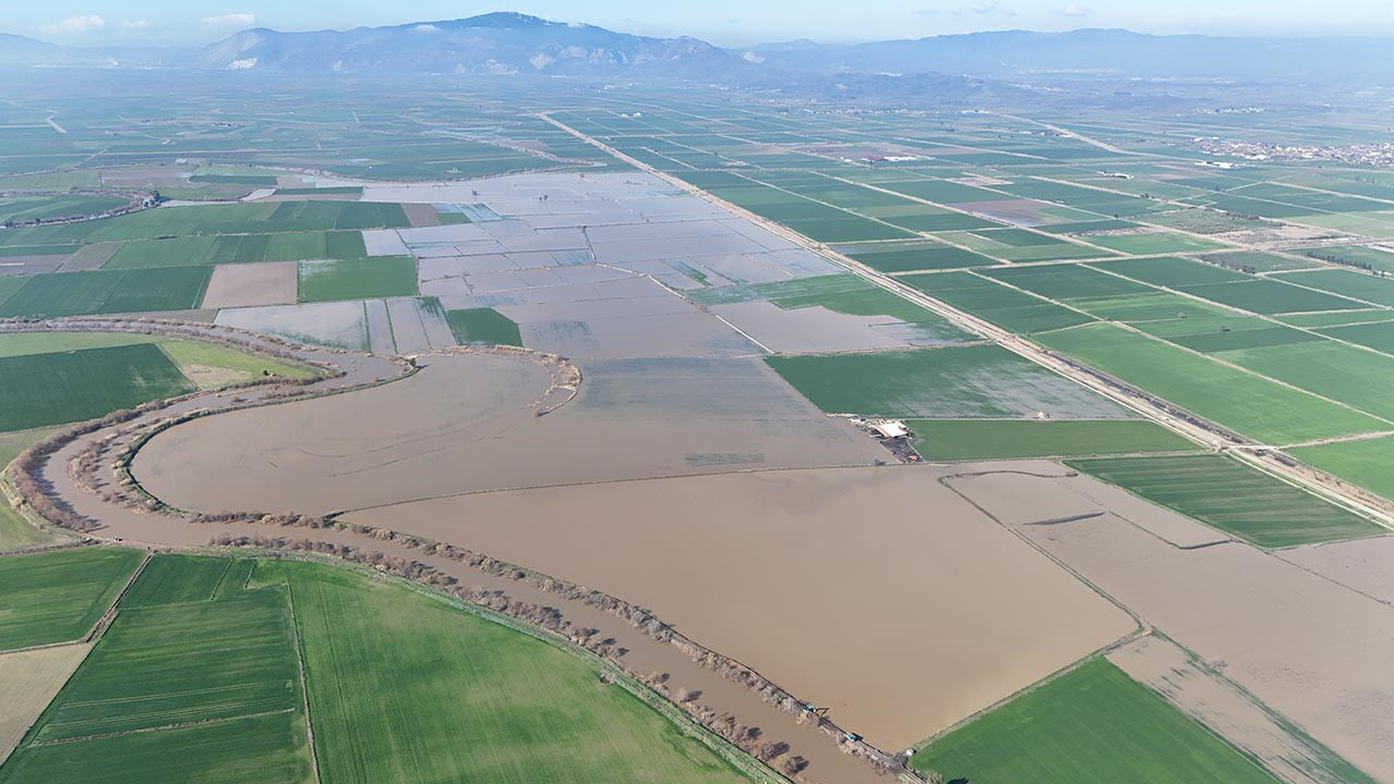 Sağanak nehri taşırdı; yüzlerce dönüm arazi sular altında!