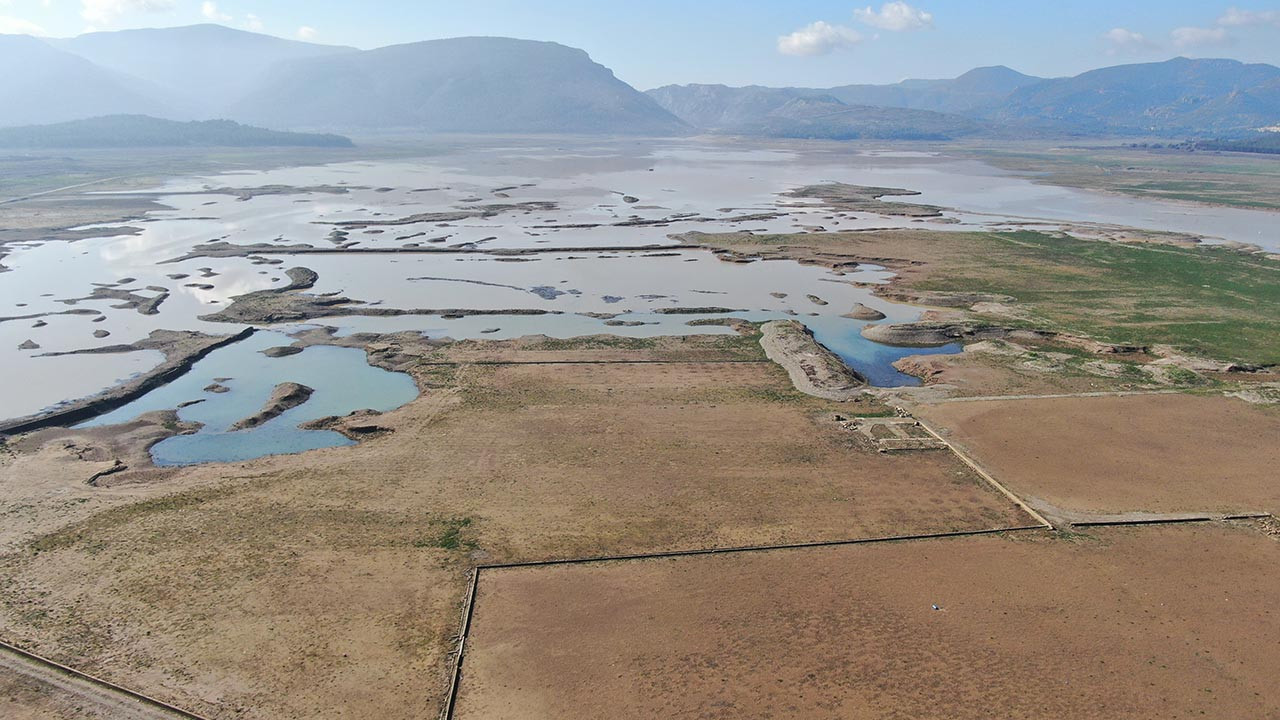 Rekor yağış alan İzmir'de barajlar dolmaya başladı