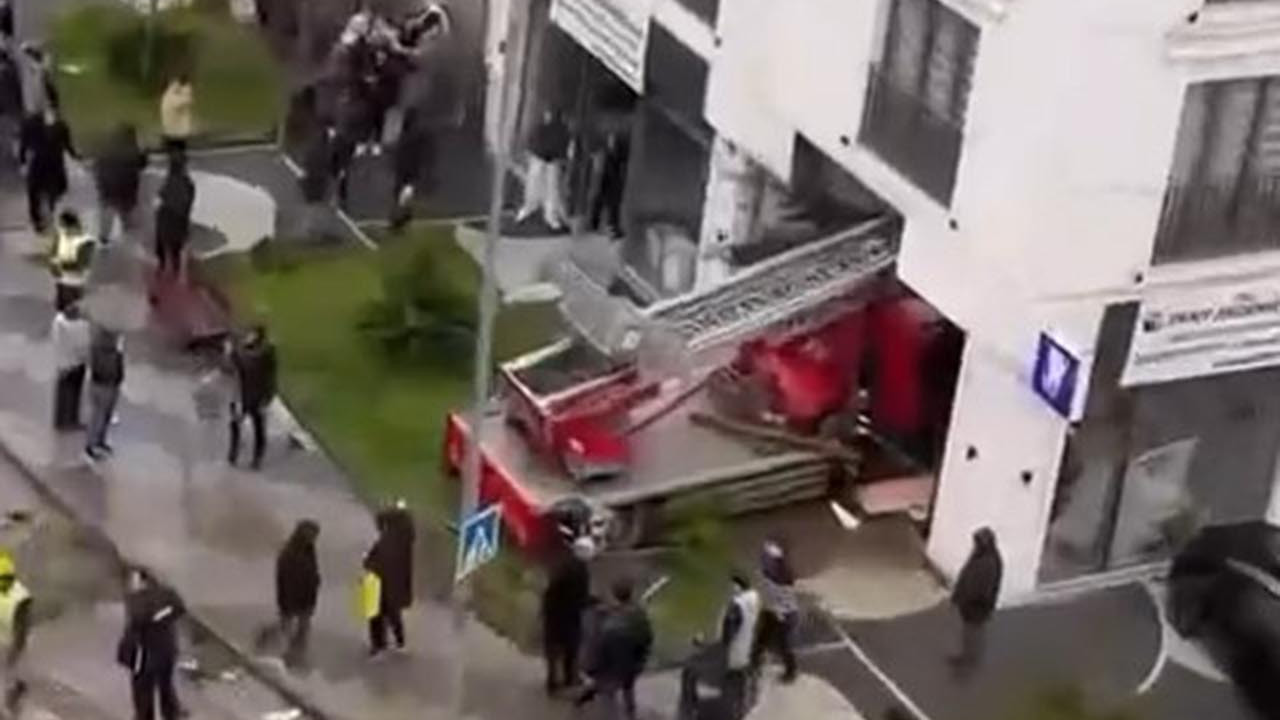 İstanbul'da akılalmaz kaza! Asansörlü nakliye kamyonu diş polikliniğine girdi