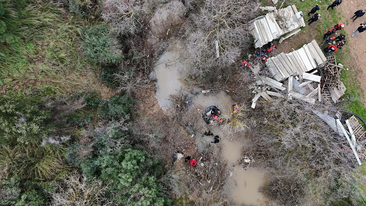 İzmir'de sağanak felaketi: Köprüden geçen otomobil sel sularına kapıldı: 2 kız kardeş öldü