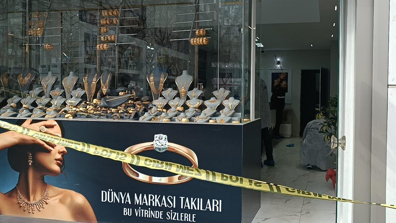 Bir kuyumcu soygunu daha: Çalışanı dövüp altınlarla kaçtılar