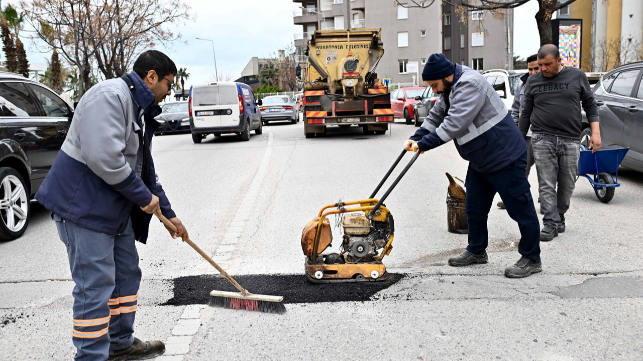 Muratpaşa’da yollar onarılıyor