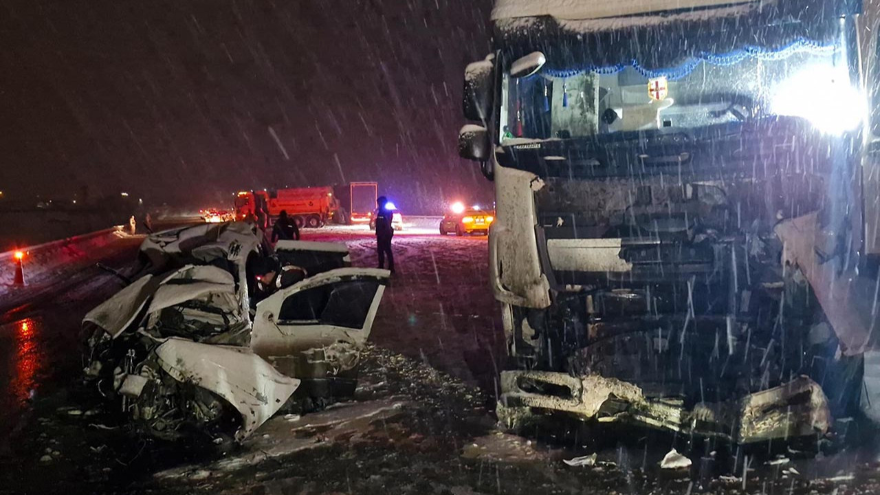 Katliam gibi kaza! TIR ile cip kafa kafaya çarpıştı: 4 ölü