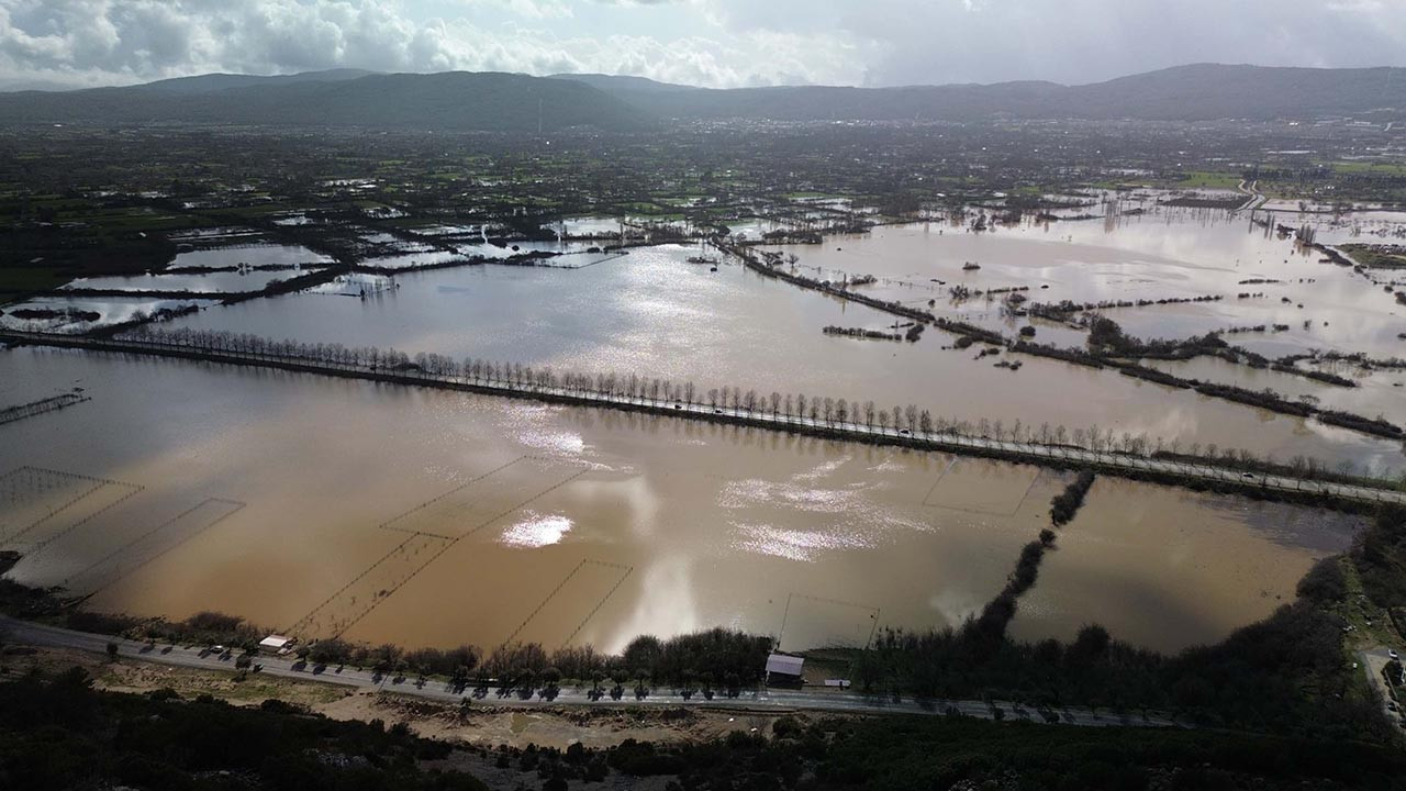 Sağanak yağış vurdu; tarım arazileri sulara gömüldü