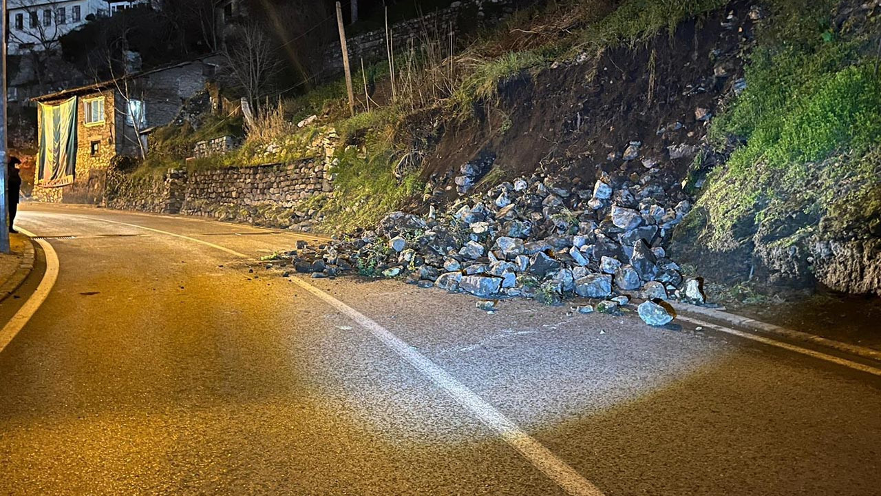 Bursa'da istinat duvarı çöktü; yol trafiğe kapatıldı