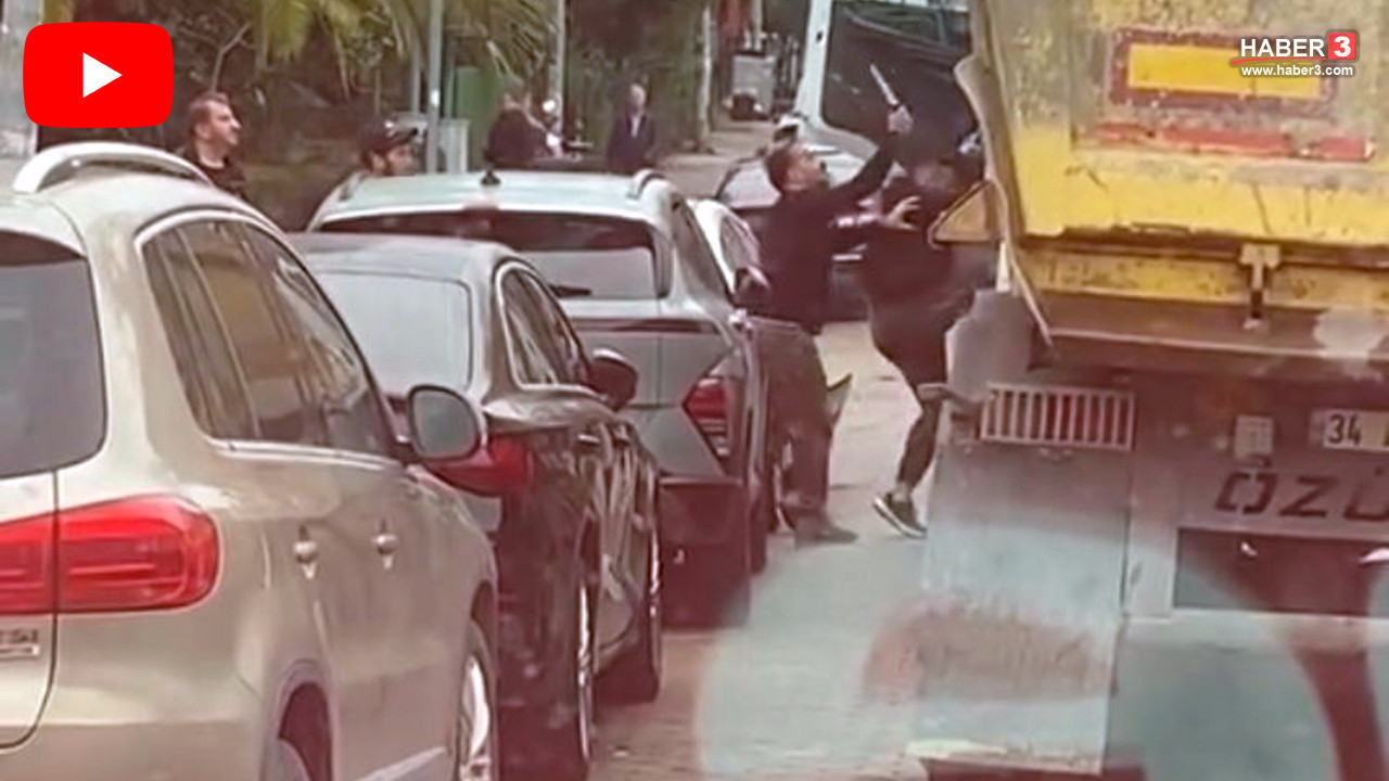 İstanbul'da kaza yapan sürücüler birbirine girdi... Trafikteki bıçaklı saldırı kamerada