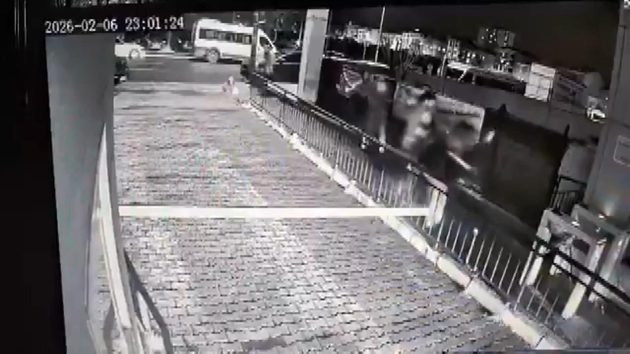 Şehir eşkıyaları polis memuru ve eşini sokak ortasında darbetti! Dehşet anları kamerada