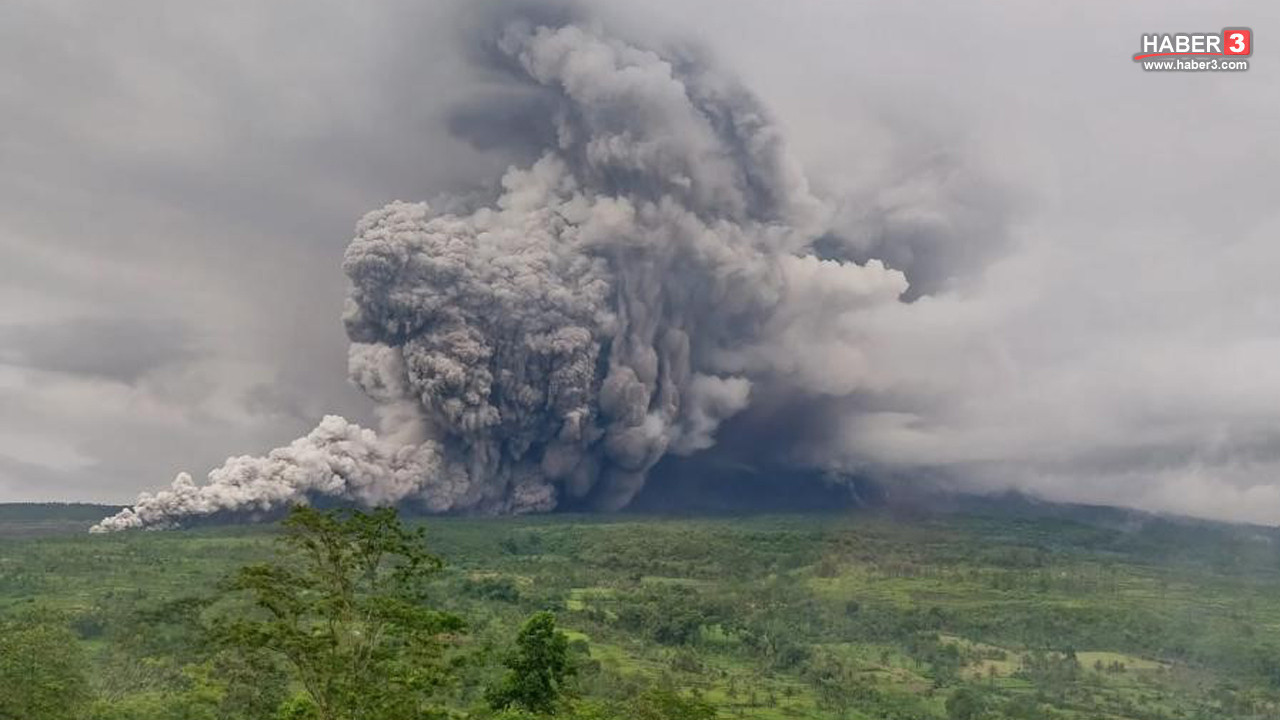 Dev yanardağ Semeru yeniden uyandı... Gökyüzü küllerle kaplandı