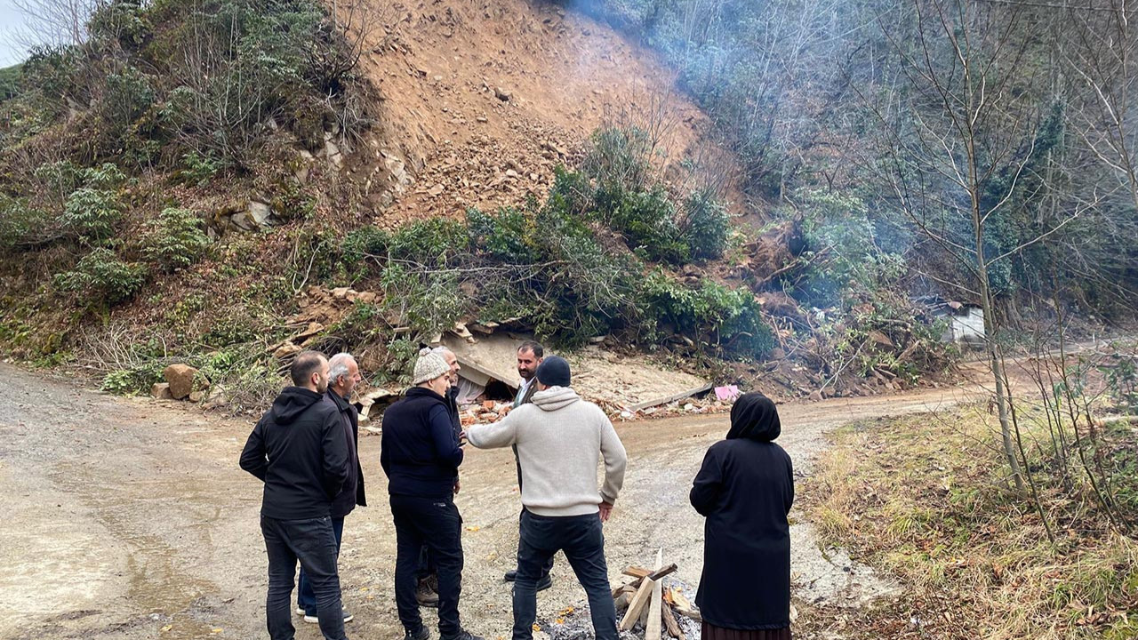 Rize'de heyelan felaketi: Ev toprak yığını altında kaldı