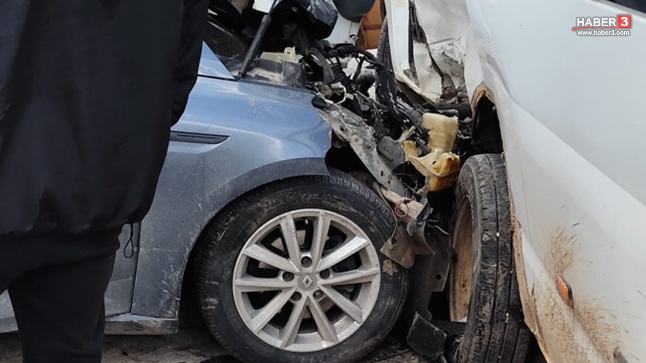 Öğrenci servisi ile otomobil çarptıştı: Çok sayıda yaralı var