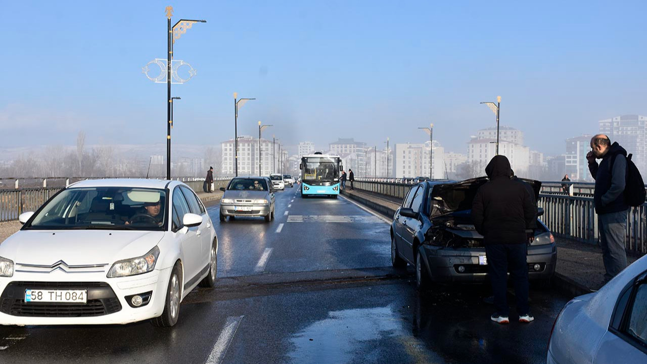 Yollar buz pistine döndü, frenler tutmadı: Onlarca araç birbirine girdi
