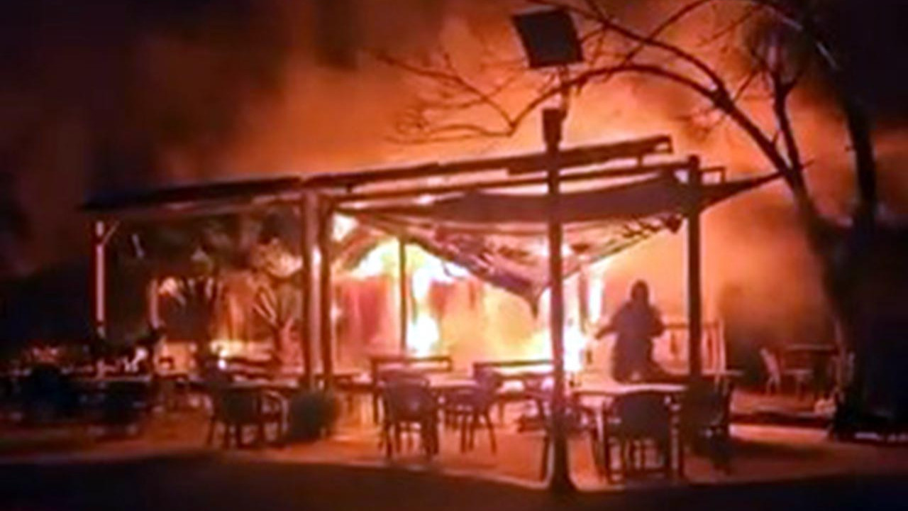 İstanbul'da geceyi gündüze çeviren yangın: Kafe alev alev yandı
