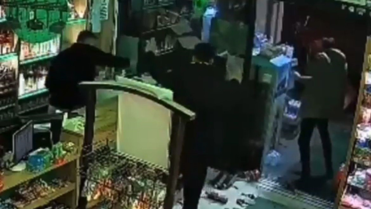 Para üstü kavgasında market savaş alanına döndü