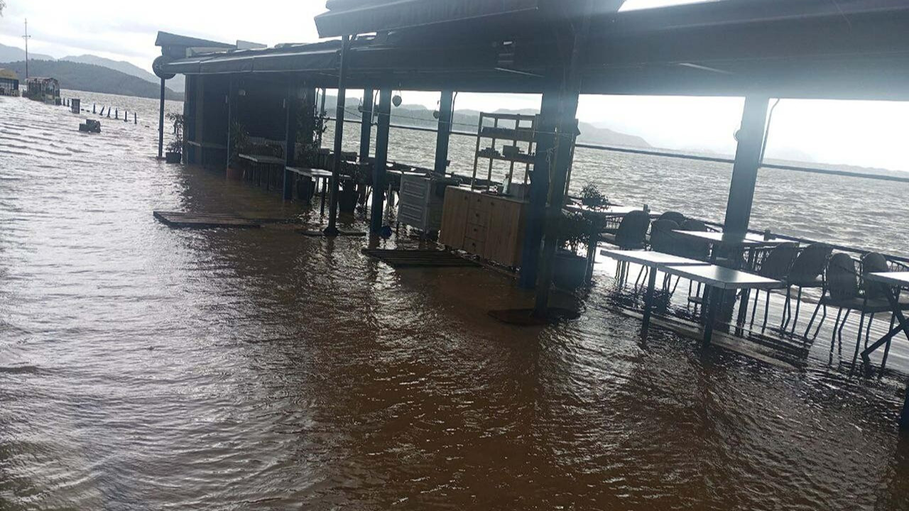 Kuvvetli yağış gölü taşırdı; kordon sular altında kaldı!