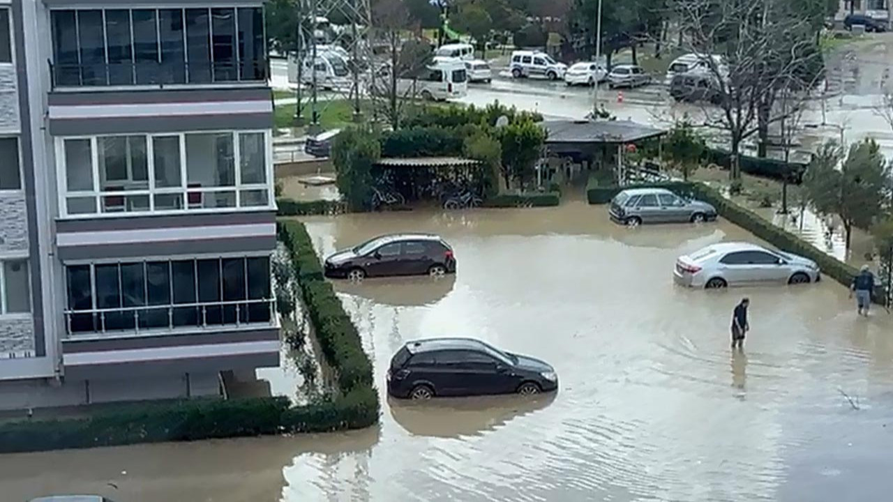 İzmir sağanak yağışa teslim: Çok sayıda araç suya gömüldü