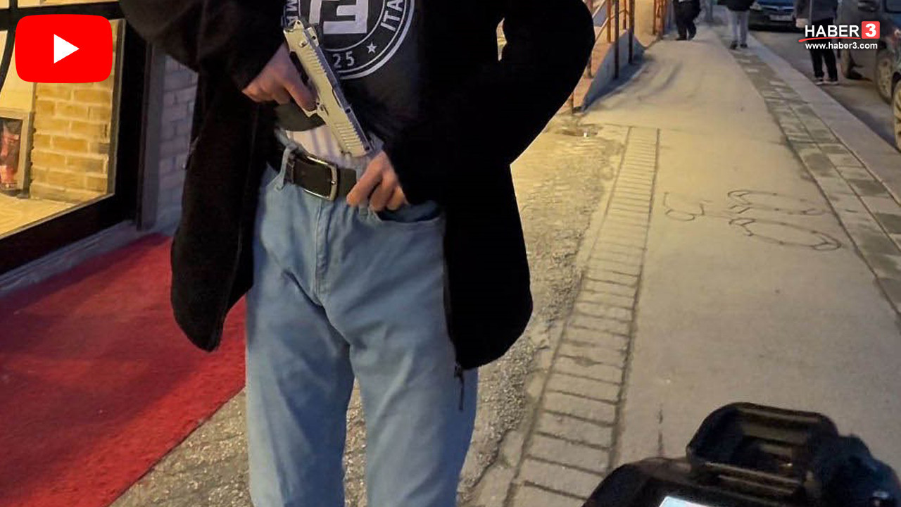 Sokakta fotoğraf çeken fotoğraf sanatçısına oyuncak silahlı tehdit kamerada