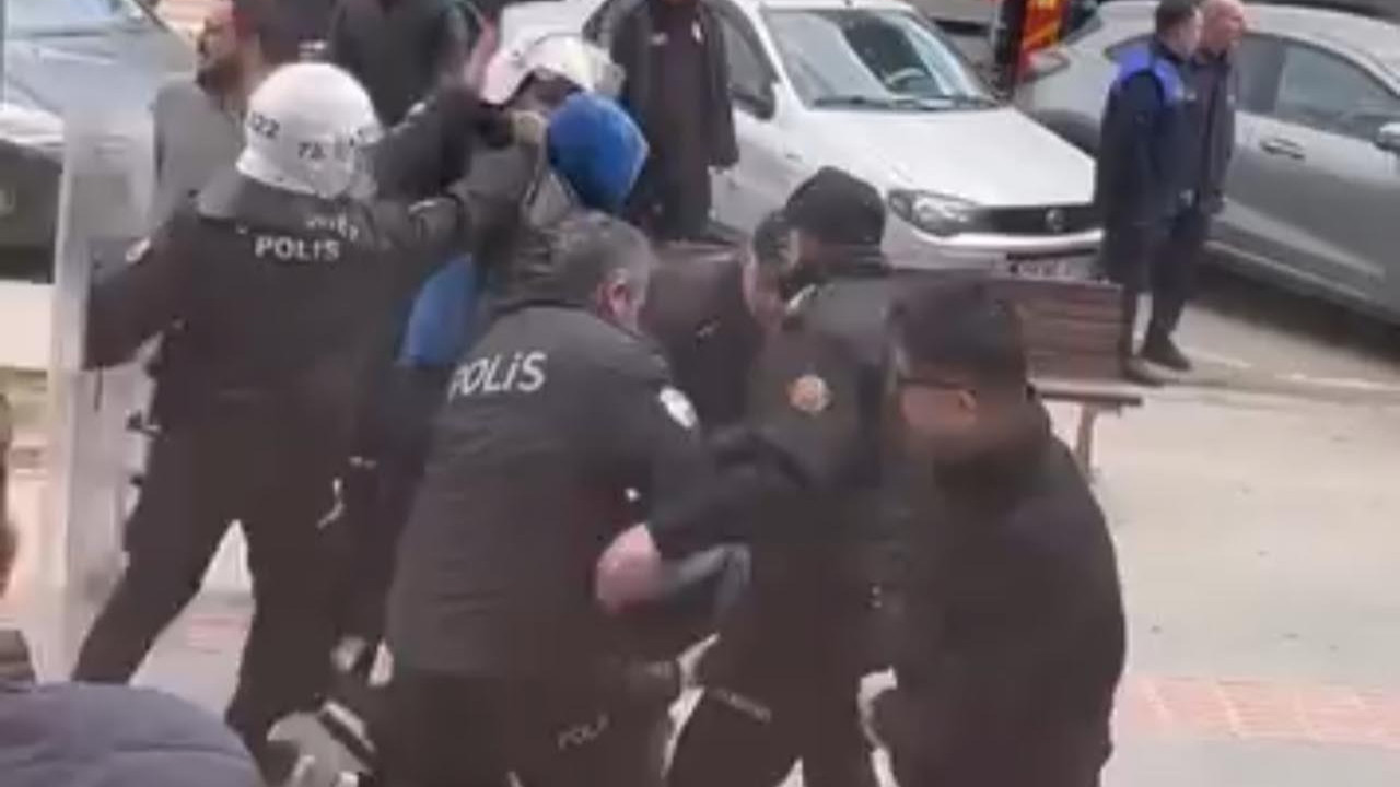 Batman'da pankart arbedesi: Polis biber gazıyla müdahale etti!