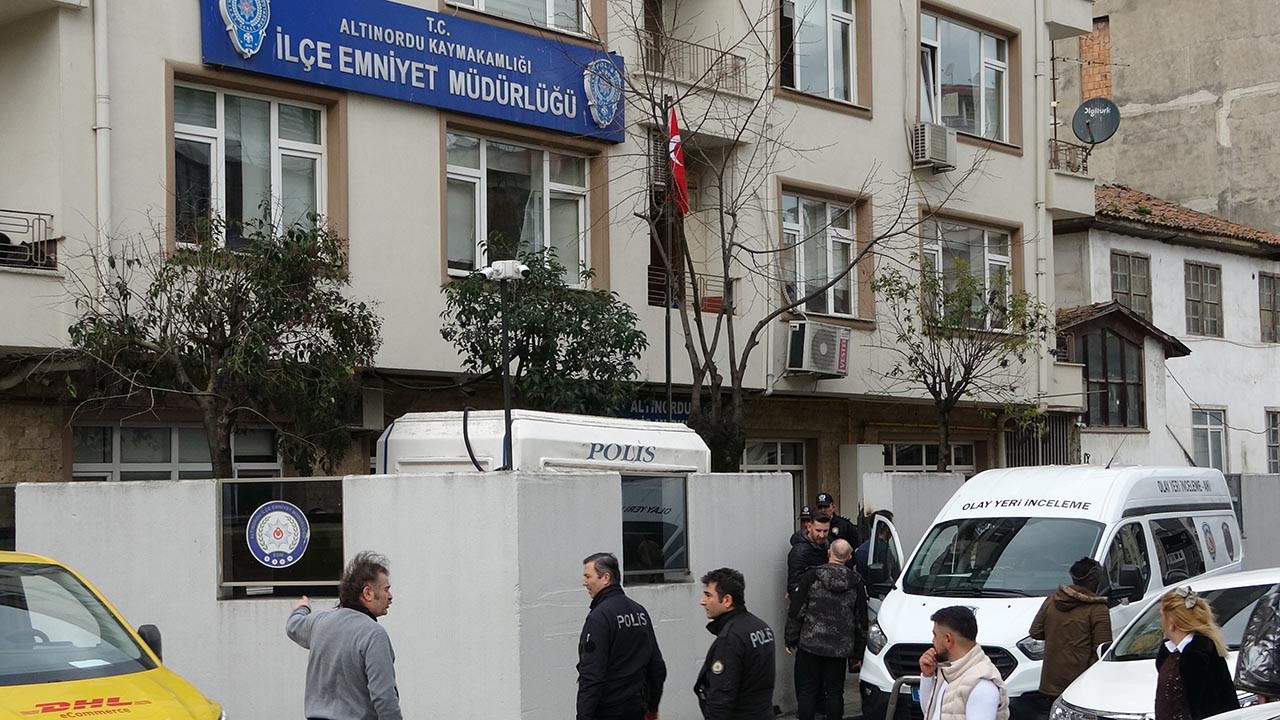 Karakolda korkunç olay: Polisin belindeki silahı alıp kafasına sıktı!