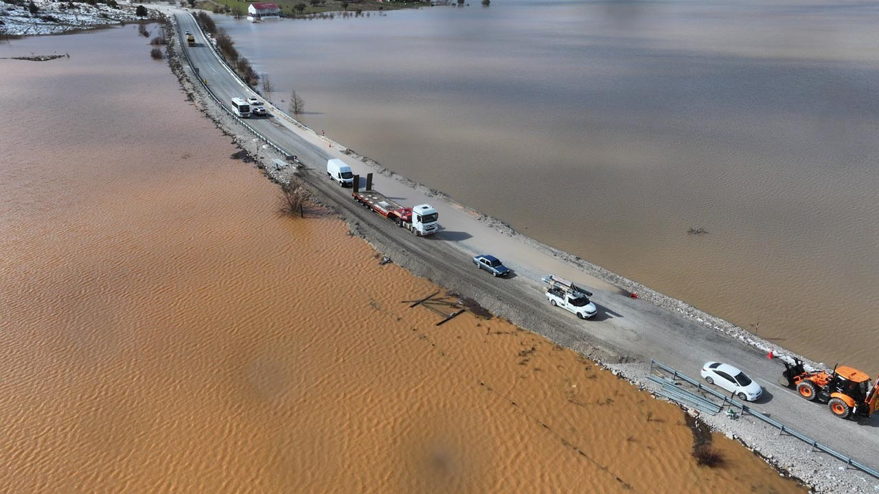 Fethiye - Antalya kara yolunu su bastı