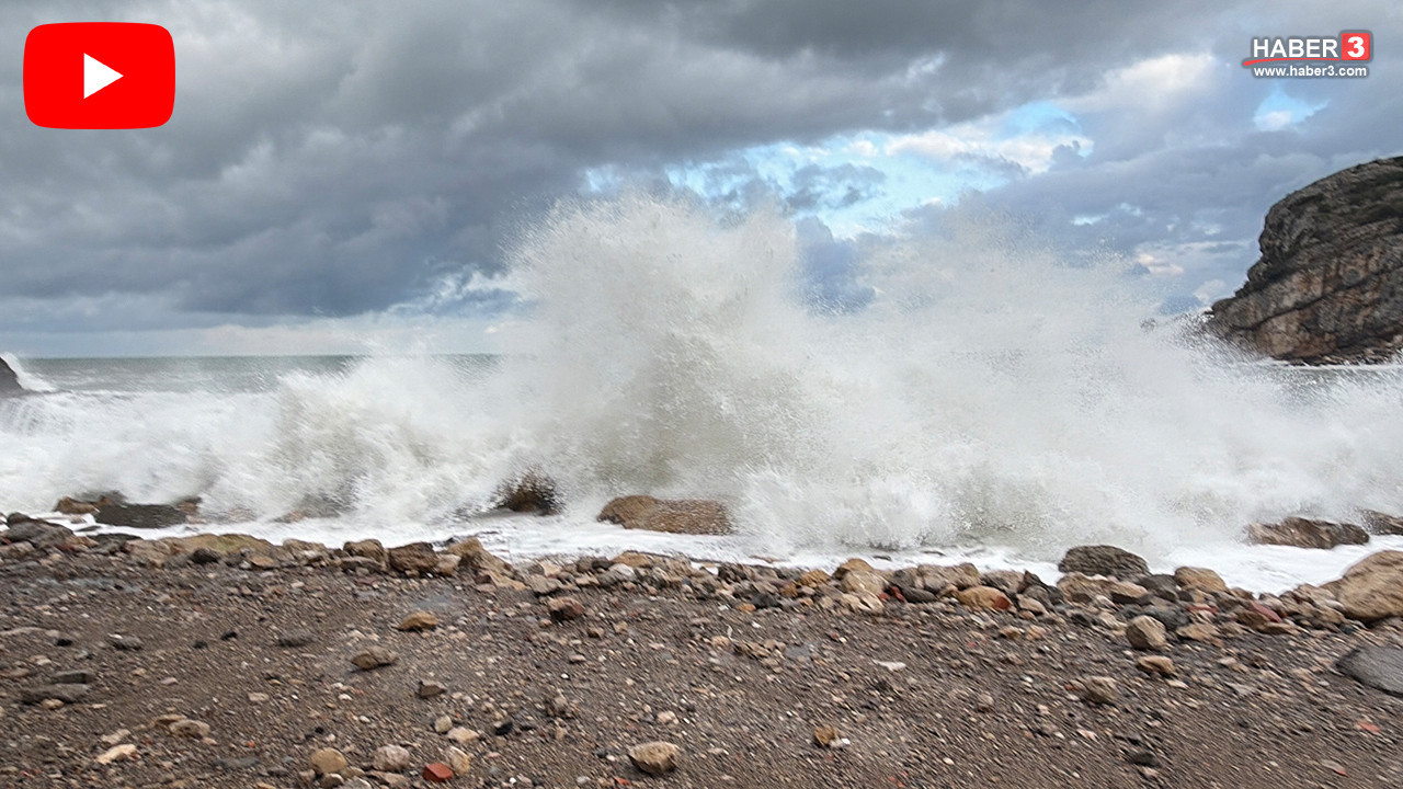 Amasra’da Dev dalgalar sahili dövdü: Kaldırımlar söküldü, liman girişleri kapatıldı