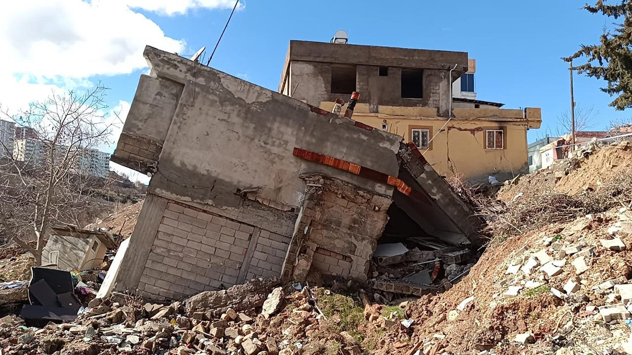 Adıyaman'da yağışlara dayanamayan 2 katlı bina çöktü