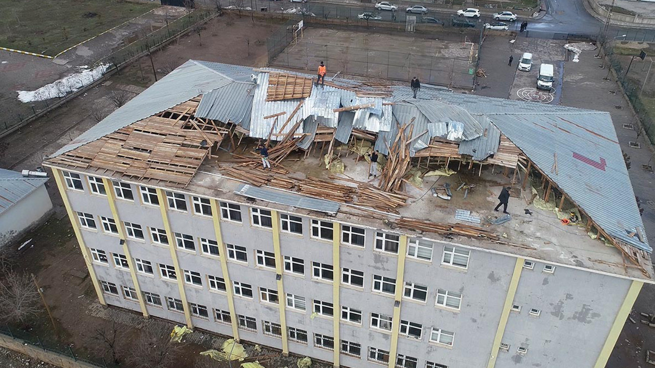 Muş'ta okulun çatısı uçtu; eğitime 2 gün ara verildi