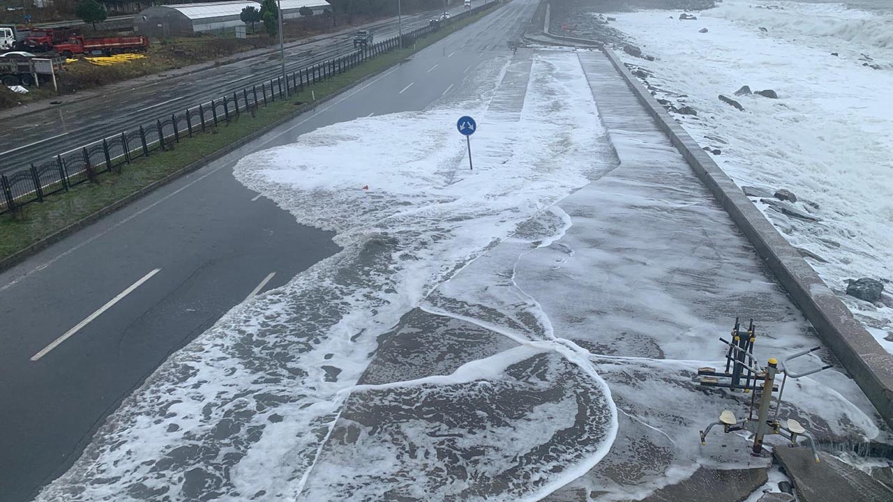 Rize'de 10 metreye ulaşan dev dalgalar yolu yuttu: Ulaşım durma noktasında