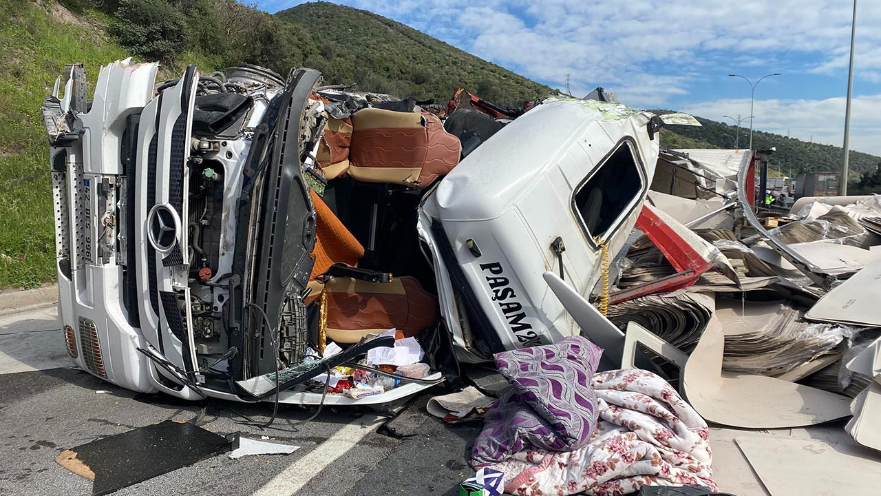 TEM'de TIR kazası: İstanbul yönünde trafik felç!