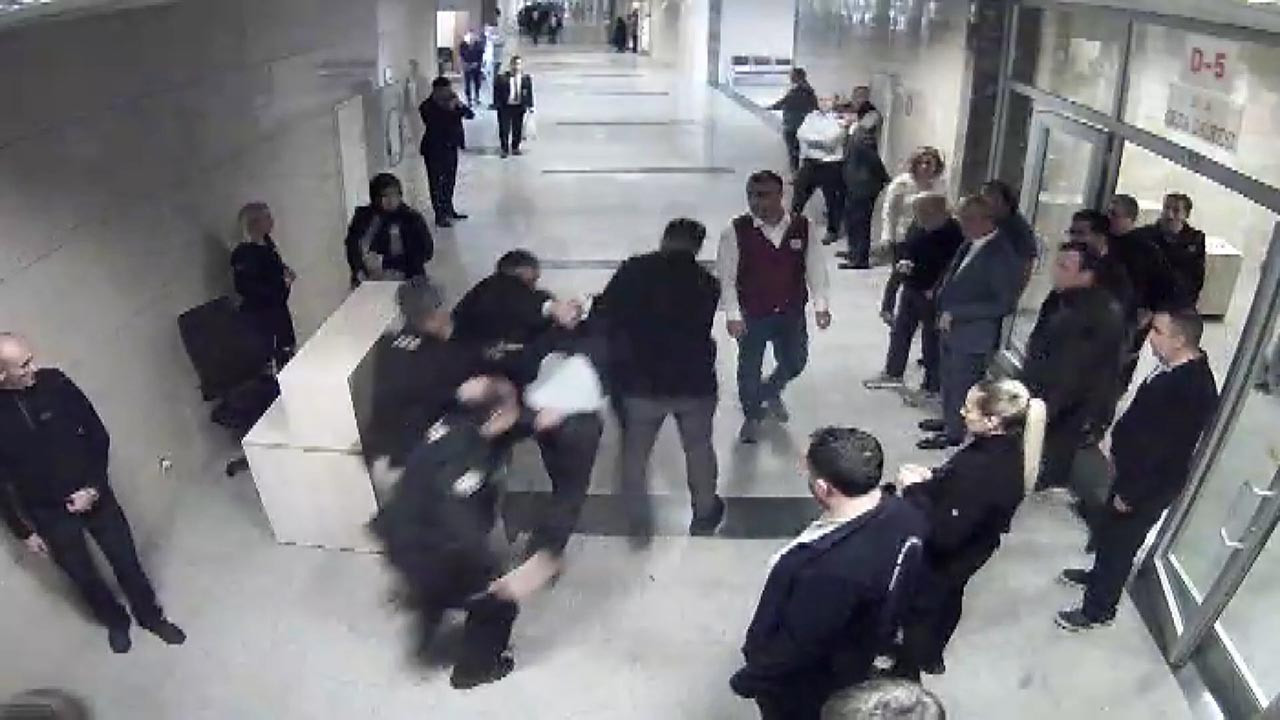 Adliyede dehşet saçan savcı yaka paça böyle götürüldü! Yeni görüntüler ortaya çıktı