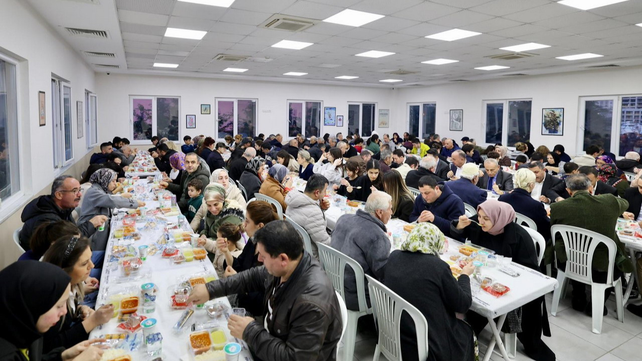 Küçükçekmeceliler iftar sofralarında bereketi paylaşıyor