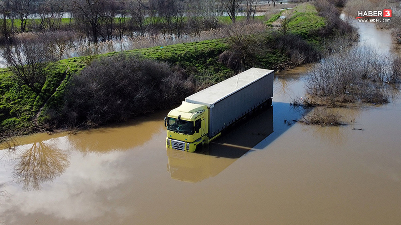 Meriç ve Tunca'daki taşkın sonrası günlerdir aracının içinde mahsur kalan şoför böyle kurtarıldı