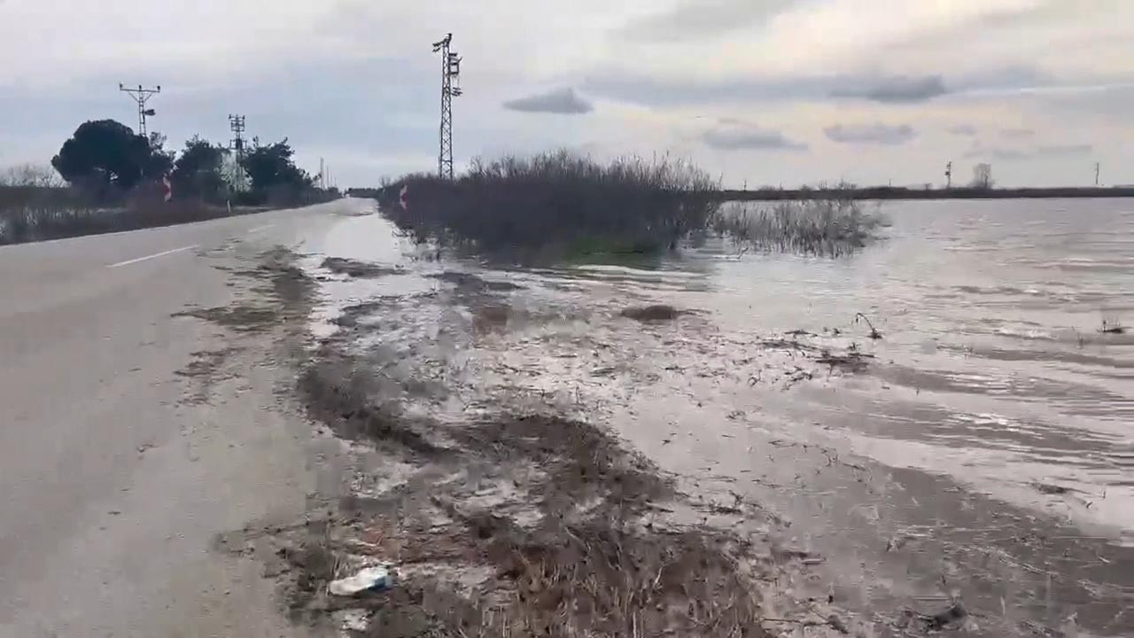 Edirne'de yine taşkın: Sedde patladı, karayolunu su bastı