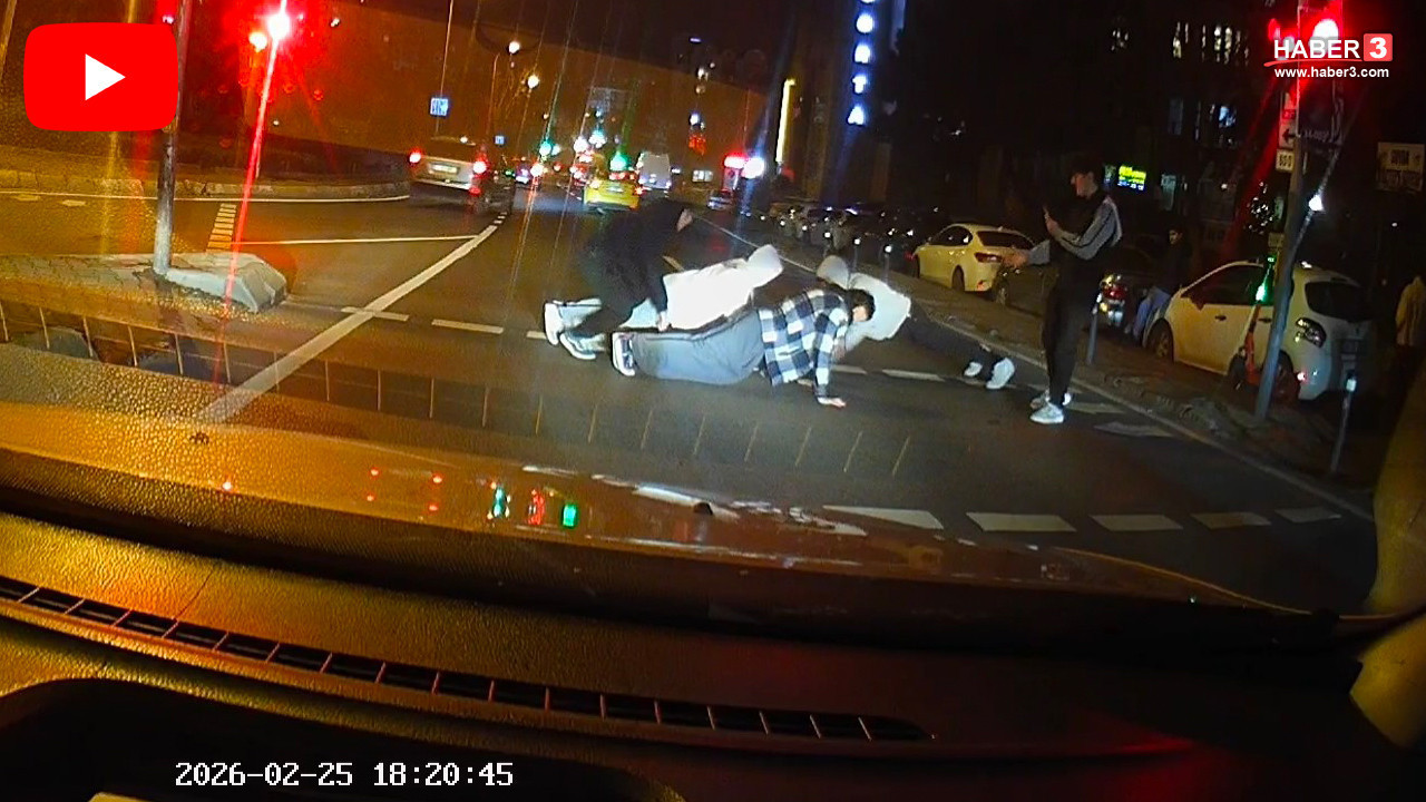 İstanbul trafiğinda ilginç görüntü: Işıkları kırmızıya döndü, gençler yolu spor salonuna çevirdi