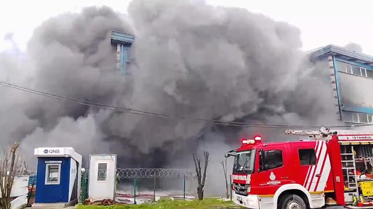 İstanbul'da kauçuk fabrikasında büyük yangın! Patlama sesleri yükseldi