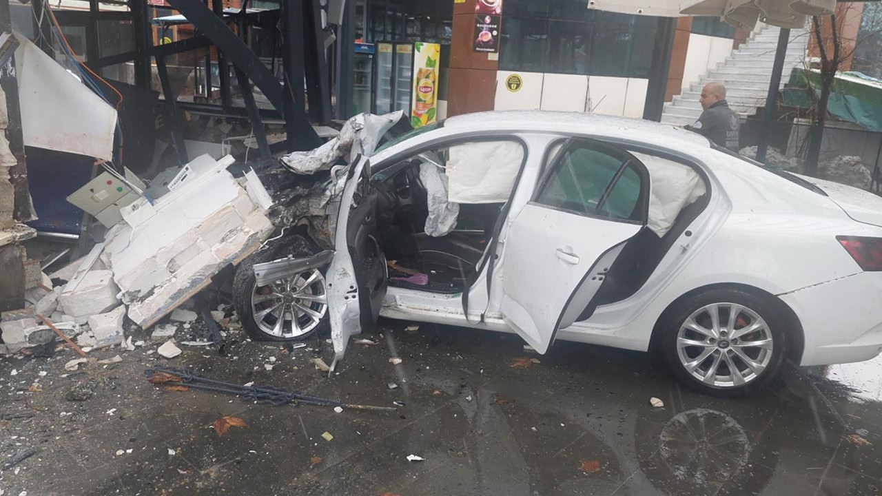 Bingöl'de otomobil lokantaya daldı: Yaralılar var