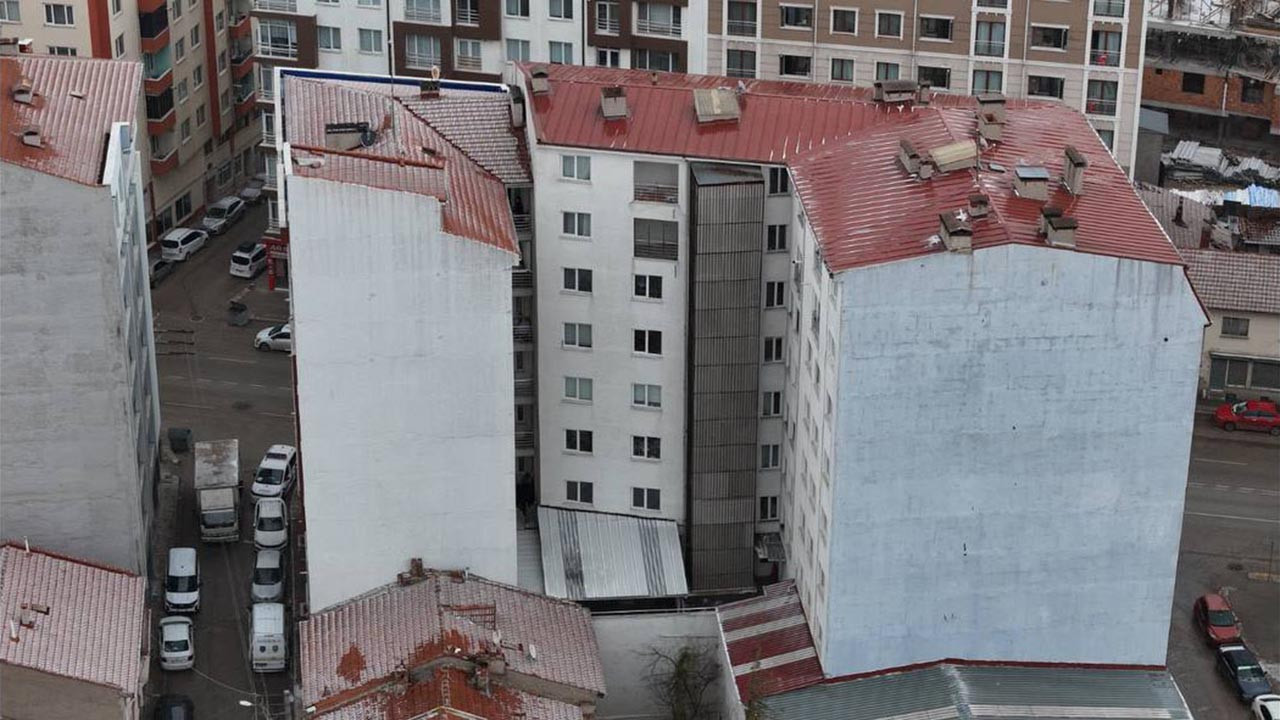 58 yaşındaki adam 7'nci kattan atladı; eşi evde ölü bulundu