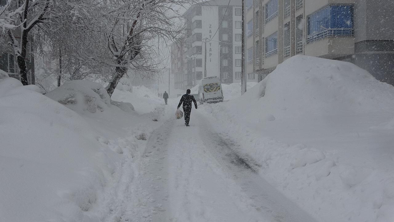 Bahar havası bir anda kara kışa dönüştü: Kar kalınlığı 1 metreyi aştı!