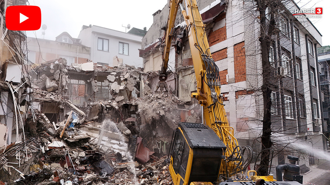 İstanbul'daki kentsel dönüşüm yıkımında facianın eşiğinden dönüldü: Kepçe komşunun salonuna daldı!