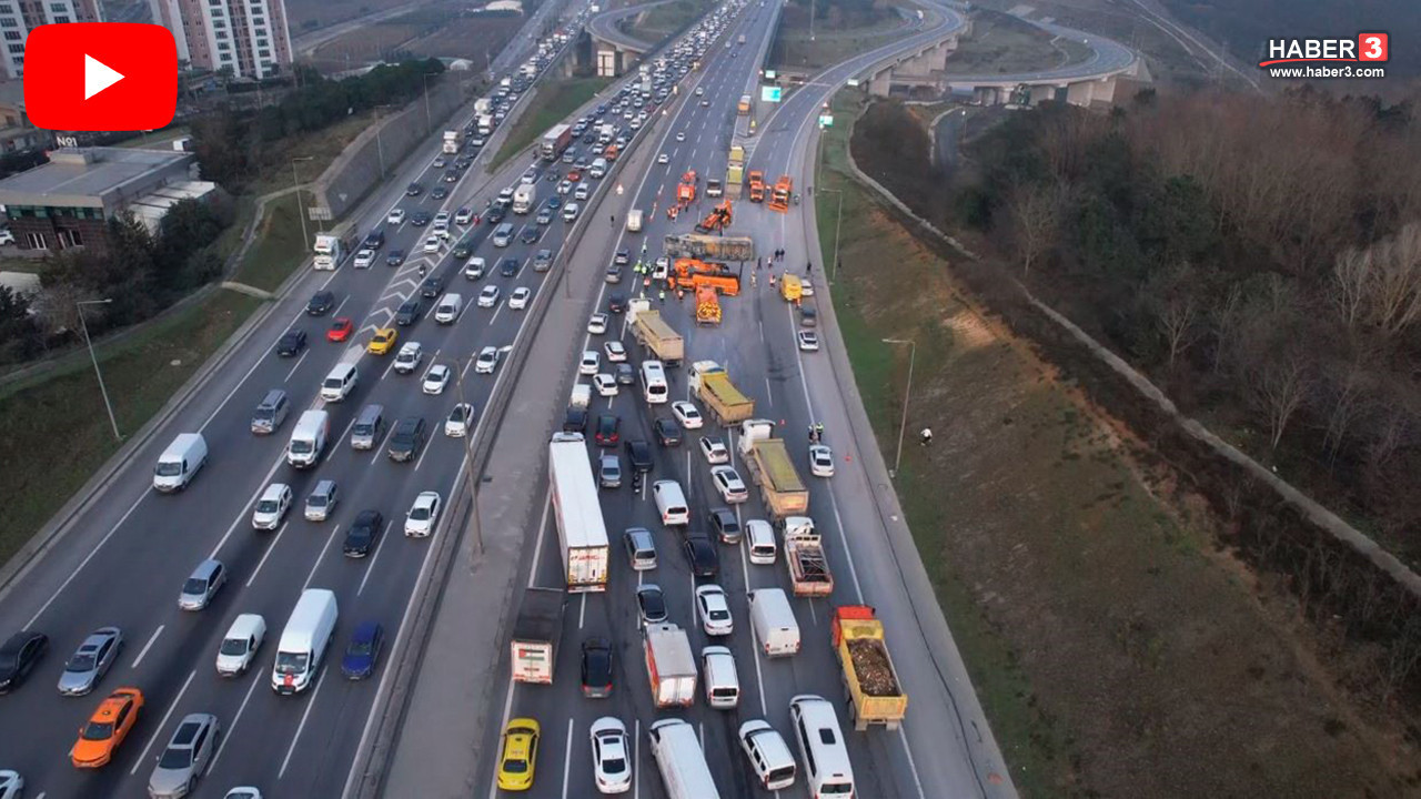 İstanbul'un kalbinde mıcır yüklü kamyon devrildi, yol kapandı!