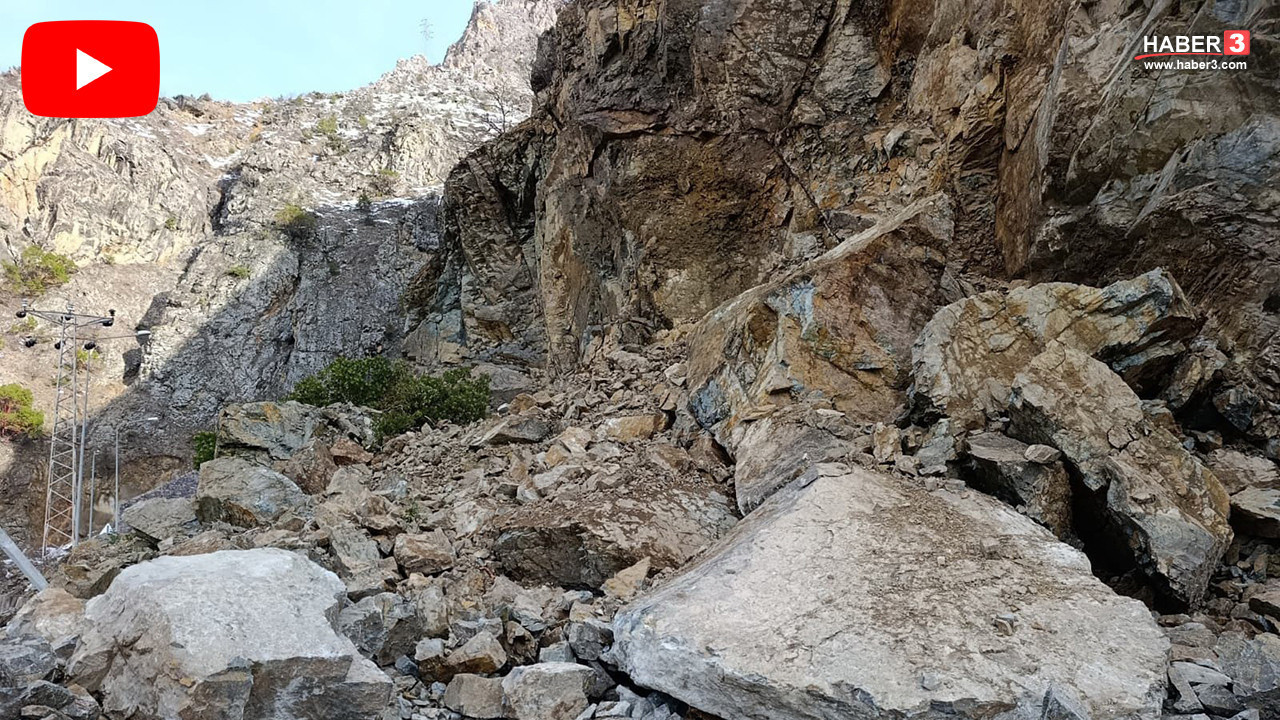 Karadeniz'de heyelan! Dev kayalar karayolunu trafiğe kapattı