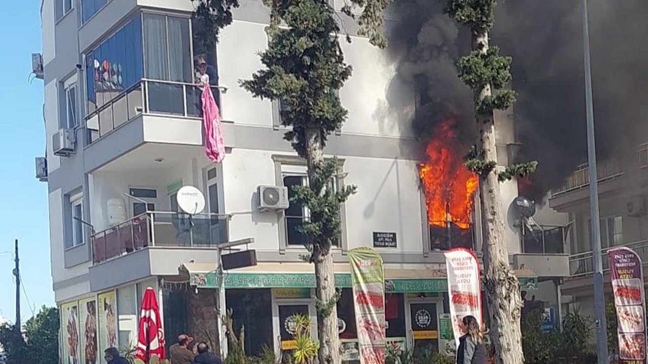 Antalya'da can pazarı! Alevlerin sardığı binada mahsur kaldılar