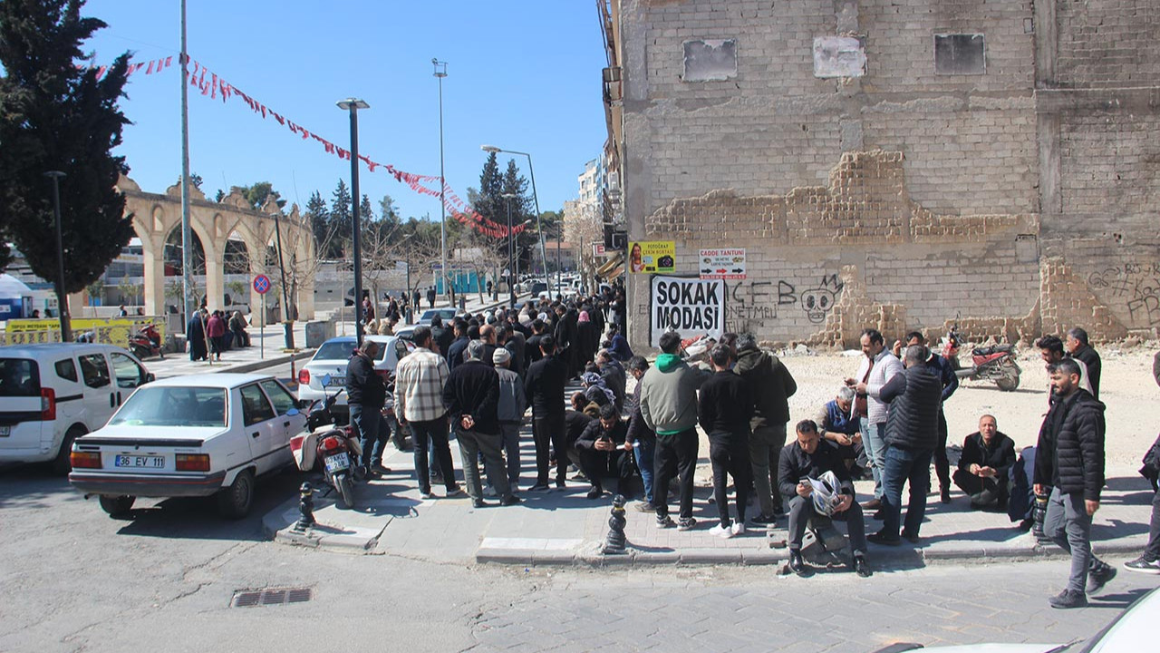 Pide kuyruğu değil, plaka değişim kuyruğu! Yeni cezaları duyan soluğu burada aldı