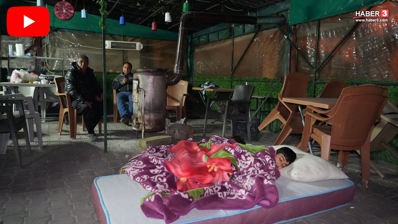 5,1 büyüklüğündeki depremin ardından artçıların sürdüğü Denizli'de vatandaş geceyi sokakta geçirdi