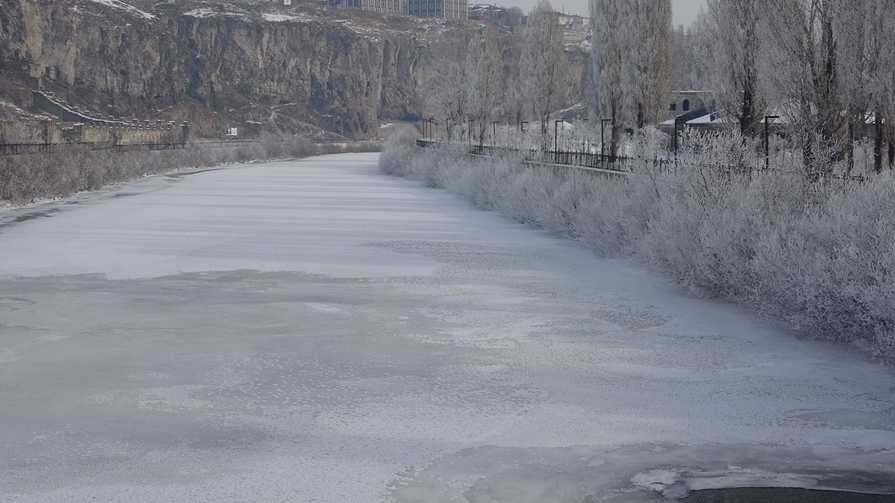 Burada kış daha bitmedi! Türkiye'nin Sibirya'sında her şey dondu