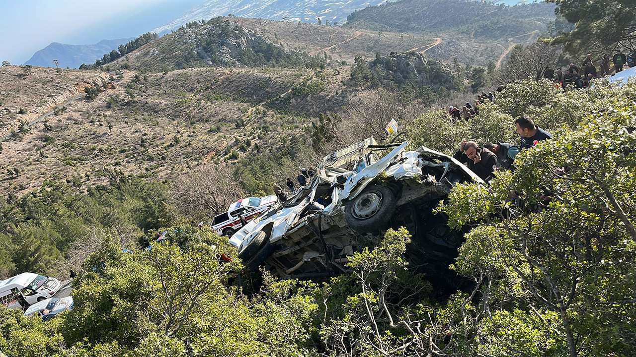 Mersin’de feci kaza: Minibüs uçuruma yuvarlandı! 3 ölü, 11 yaralı var